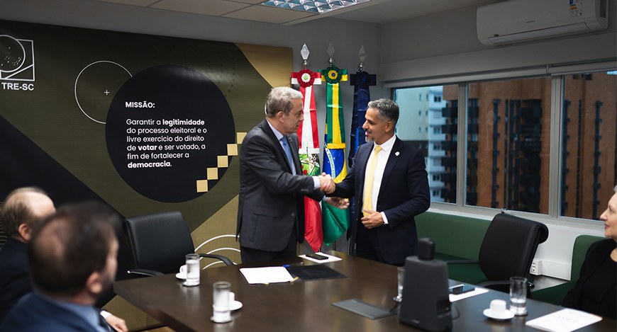 Carlos Roberto da Silva, presidente do TRE-SC, e por Marcelo Sampaio Nogueira, delegado-geral da...