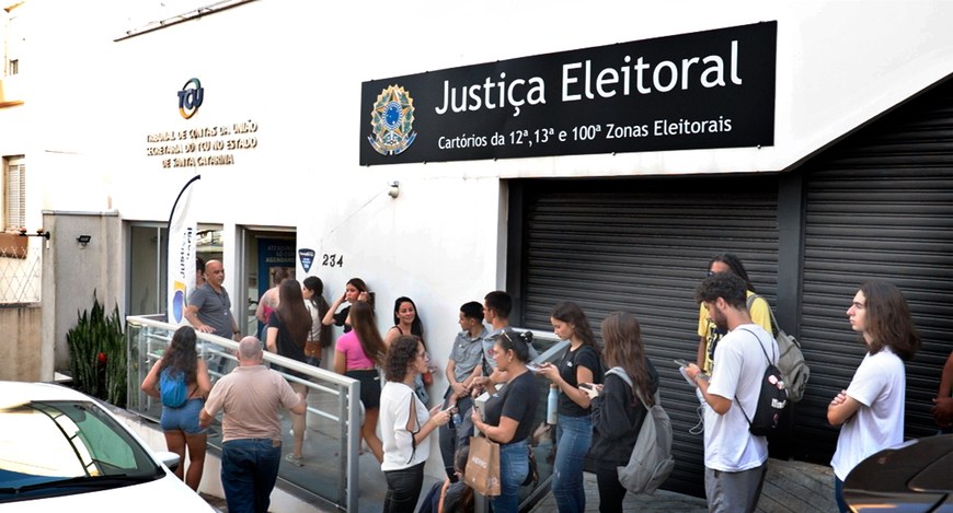 Justiça Eleitoral determina prazo para cerca de 190 mil eleitores de SC regularizarem a situação...