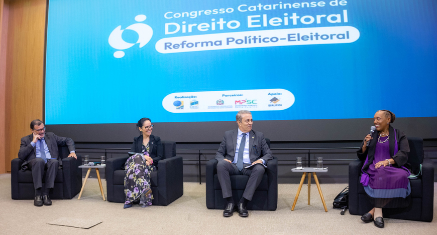 Da esquerda para direita: ex-ministro do TSE, Joelson Costa Dias; advogada Marilda de Paula Silv...