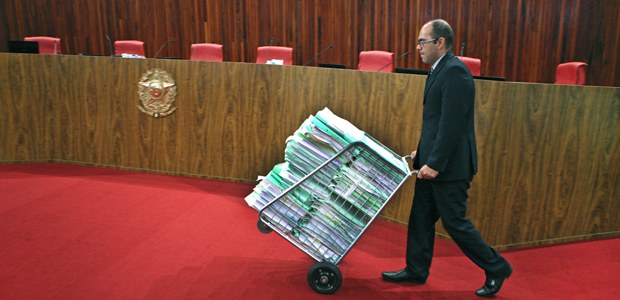 Assessor do TSE chega ao plenário com os processos da Aije 194358 antes do início da sessão plenária em 09.06.2017 Assessor do TSE chega ao plenário com os processos da Aije 194358 antes do início da sessão ple...