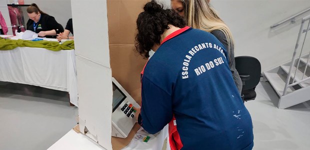 Autodefensores APAE 2 Autodefensores da APAE de Rio do Sul são eleitos com urna eletrônica cedida pela Justiça Eleitor...