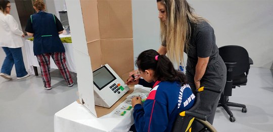 Autodefensores da APAE de Rio do Sul são eleitos com urna eletrônica cedida pela Justiça Eleitor...