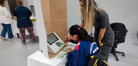 Autodefensores da APAE de Rio do Sul são eleitos com urna eletrônica cedida pela Justiça Eleitor...