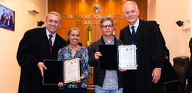 Cerca de 300 Servidores Públicos com 20 a 40 anos de trabalho na Justiça Eleitoral são homenagea...