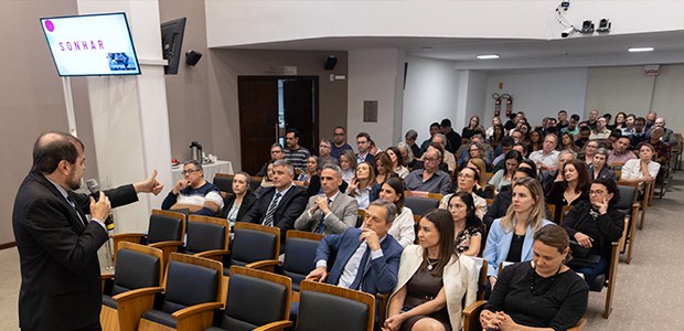 Cerca de 300 Servidores Públicos com 20 a 40 anos de trabalho na Justiça Eleitoral são homenageados nesta terça (28) Cerca de 300 Servidores Públicos com 20 a 40 anos de trabalho na Justiça Eleitoral são homenagea...