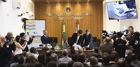 Com “urna aberta” em tempo real, TRE-SC demonstra como funciona o sistema eletrônico de votação