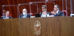 Quatro homens, ministros do Plenário do Tribunal Superior Eleitoral (TSE), durante a votação.