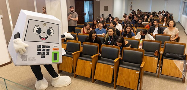 Atividade reuniu estagiárias e estagiários para conhecer a história e o funcionamento da Justiça...