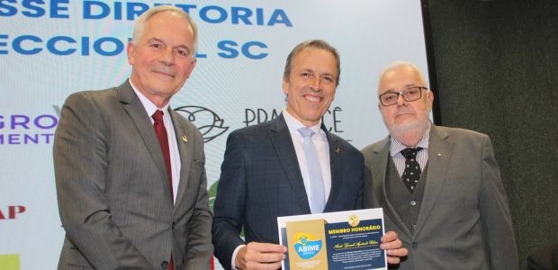 Diretor-Geral do TRE-SC é homenageado em evento da ABIME Gonsalo Ribeiro é homenageado por evento da ABIME. Ao seu lado os desembargadores Carlos Alberto...