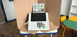Urna eletrônica para eleição comunitária da APAE.