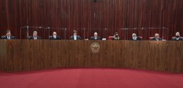 Fotografia do Plenário do Tribunal Superior Eleitoral. Os membros da corte estão sentados, de fr...