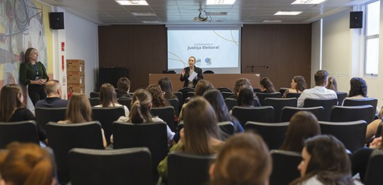 Estudantes de Direito da Unoesc conhecem a Justiça Eleitoral Catarinense