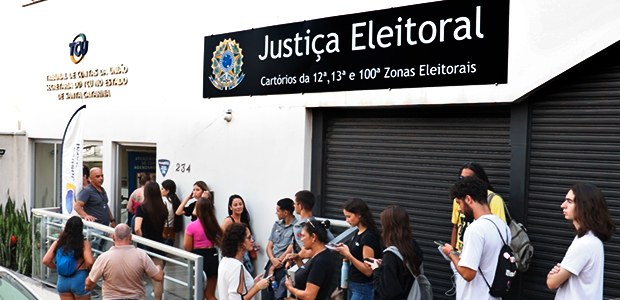 Filas Cartório Eleitoral Florianópolis Filas no Cartório Eleitoral de Florianópolis próximo ao fechamento cadastral. Foto TRE-SC.