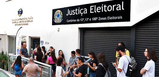Filas no Cartório Eleitoral de Florianópolis próximo ao fechamento cadastral. Foto TRE-SC.