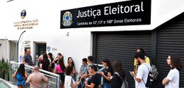Filas no Cartório Eleitoral de Florianópolis próximo ao fechamento cadastral. Foto TRE-SC.