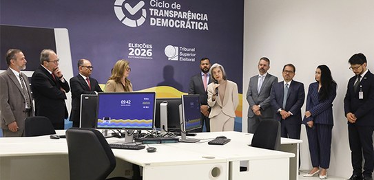 Foto: Alejandro Zambrana/Secom/TSE - Presidente do TSE e ministros visitam a Sala Multiúso, no s...