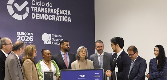 Foto: Alejandro Zambrana/Secom/TSE - Presidente do TSE e ministros visitam a Sala Multiúso, no s...