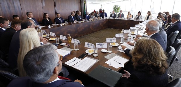 Foto: Alejandro Zambrana/Secom/TSE - Reunião com Presidentes dos TREs - 24.03.2026 Reunião com Presidentes dos TREs. A maioria dos participantes está vestida de forma social, com ...