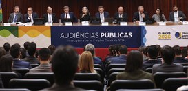 Audiência pública sobre as eleições gerais de 2026. Na parte frontal, há uma mesa longa, com os ...