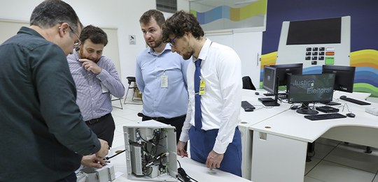 Foto: Luiz Roberto/TSE - Sociedade Brasileira de Computação inspeciona códigos-fonte dos sistema...