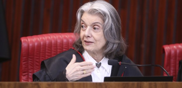 Ministra Cármen Lúcia parabenizou os sucessores pela eleição. Foto: Luiz Roberto/Secom/TSE Ministra Cármen Lúcia parabenizou os sucessores pela eleição. Foto: Luiz Roberto/Secom/TSE