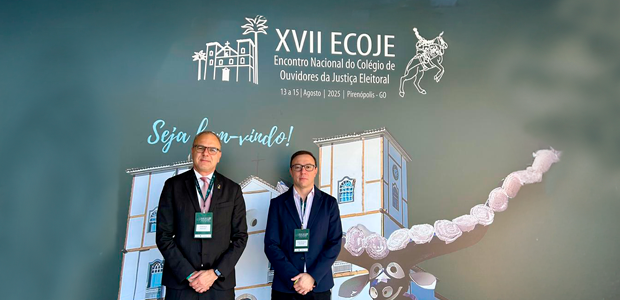 Ouvidoria Regional Eleitoral de SC participa do XVII ECOJE Juiz ouvidor, Marcelo Pizolati, e assessor da Ouvidoria do TRE-SC, Jean da Silva, durante XVII E...