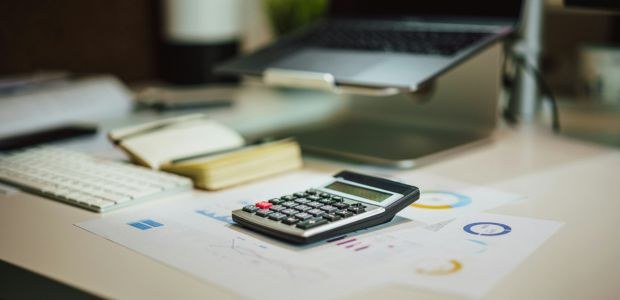 Prazo para prestação de contas anuais partidárias encerra em 30 de junho Calculadora representando a Prestação Anual de Contas Partidárias. Foto: Jakub Zerdzicki, Unsplash