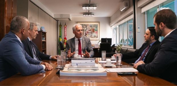 Presidentes do TRE-SC e OAB/SC dialogam ações de cooperação entre entidades Da esquerda para a direita: Maximiniano Simões Sobral, secretário do judiciário; Gonsalo Ribeiro...