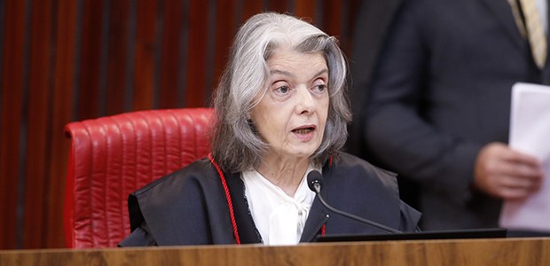 Sem Sessão plenária do TSE - 09.04.2026 - Foto: Alejandro Zambrana/Secom/TSETítulo-4 A imagem mostra a ministra Cármen Lúcia, o. Ela veste uma toga preta com detalhes em vermelho. E...