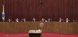 A imagem retrata uma Sessão Plenária, na qual a ministra Cármen Lúcia está sentada ao centro da ...