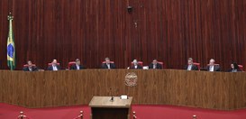 A imagem retrata uma Sessão Plenária, na qual a ministra Cármen Lúcia está sentada ao centro da ...