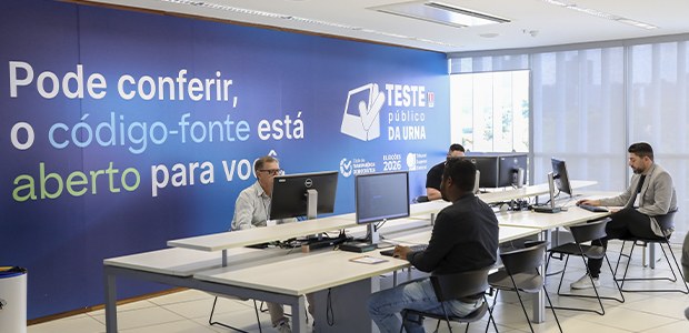 Teste público da Urna no TSE foto:Luiz Roberto/TSE- 07.10.2025 A atmosfera sugere um evento institucional, como um tour, uma briefing técnico ou uma visita gui...