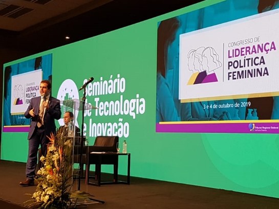 Foto do juiz Wilson Pereira Junior durante a palestra no Congresso de Prefeitos da FECAM