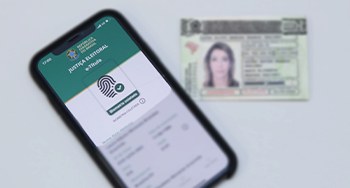 TRE-SC Imprensa documentos para votar 2020 Imagem de celular e documento com foto