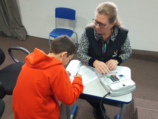 TRE-SC Imprensa Eleição Prefeito Mirim Palhoça Aluno votando em eleição de Prefeito Mirim no Colégio Visão, no município de Palhoça.