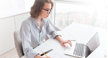 Mulher usando computador 