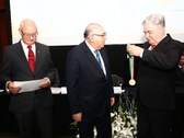 Ministro Jorge Mussi recebendo a Medalha do Mérito Eleitoral 