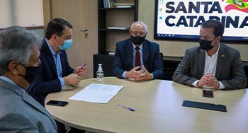 TRE-SC Imprensa Lei mesários 2020 Foto do ato de sanção da lei que isenta mesários do pagamento de taxa de inscrição em concursos ...