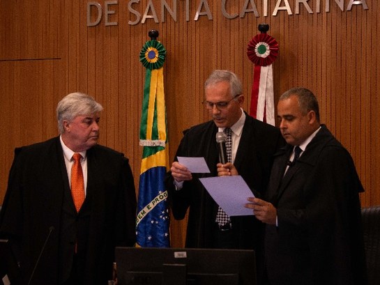TRE-SC Imprensa Posse desembargador Civinski 2019 Desembargador Carlos Alberto Civinski sendo empossado no pleno do TRE-SC