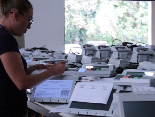Colaboradora do Tribunal Regional Eleitoral de Santa Catarina preparando urnas para as eleições ...