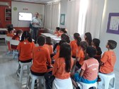 Servidores do TRE-SC promovem ação do projeto Eleitor do Futuro em escola de Jaraguá do Sul.