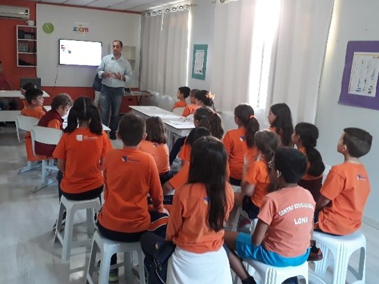 TRE-SC Imprensa Projeto Eleitor do Futuro em Jaraguá do Sul 2019 Servidores do TRE-SC promovem ação do projeto Eleitor do Futuro em escola de Jaraguá do Sul.