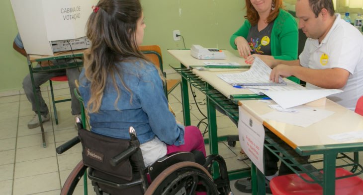 Eleitora com deficiência de locomoção votando nas Eleições 2018