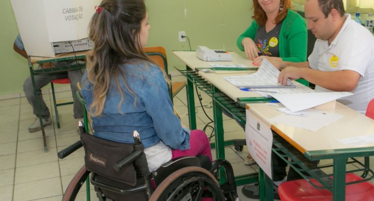 TRE-SC Imprensa TTE 2020 Eleitora com deficiência de locomoção votando nas Eleições 2018