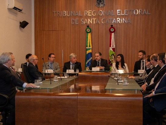 Ministro e demais membros do Pleno do Tribunal Regional Eleitoral de Santa Catarina