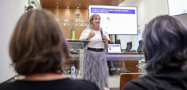 TRE-SC - PALESTRA ANA TRE-SC promove palestra sobre violência psicológica contra a mulher; confira gravação