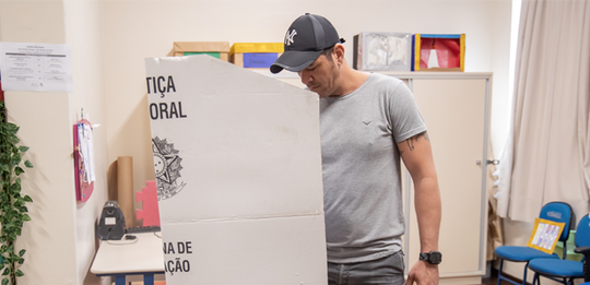 Eleitor adulto votando