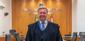 Desembargador eleitoral José Sergio da Silva Cristóvam, categoria jurista, no Pleno do Tribunal ...