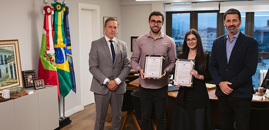 TRE-SC empossa dois novos servidores aprovados em concurso público