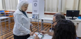 Eleitora votando nas Eleições 2026